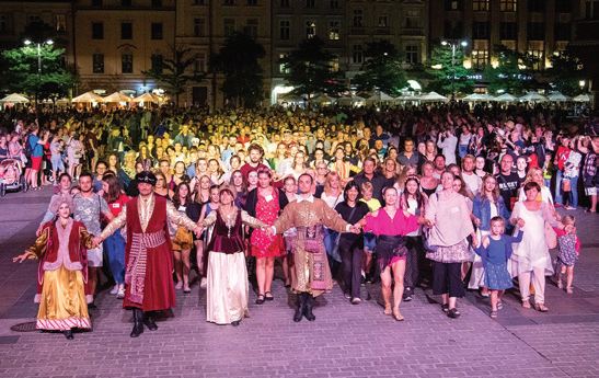 Polonez na krakowskim rynku kończący Festiwal Tańców Dworskich w 2019 roku (foto: Tomasz Korczyński)